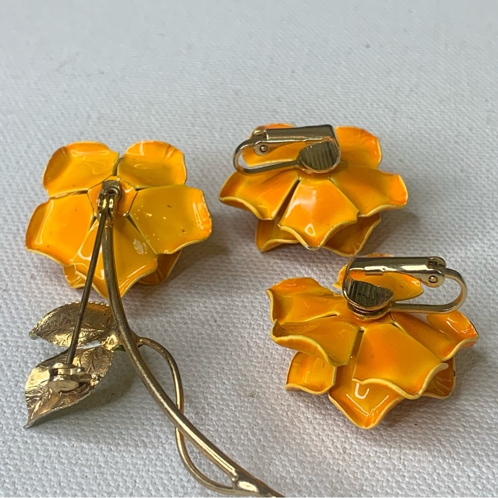 Retro Flower Power Enamel Brooch Pin and Clip Earrings Set Orange & Gold Floral - Picture 7 of 15